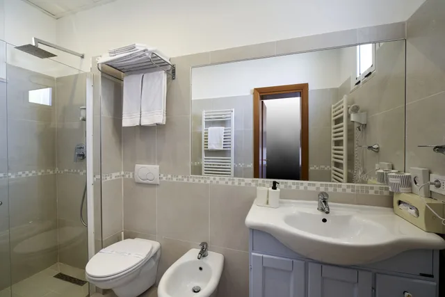 جناح رومانسي بسرير كوين بإطلالة على البحر بغرفتي نوم مع أريكة بجاكوزي، Hotel Estate 1/3