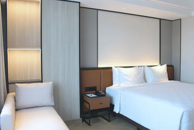 New Deluxe Queen Room، Hotel Ciputra Cibubur managed by Swiss-Belhotel International 4/6