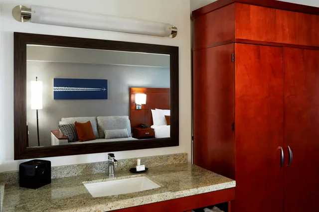 غرفة بسرير كينج، Courtyard By Marriott Los Angeles Lax Century Boulevard 8/8
