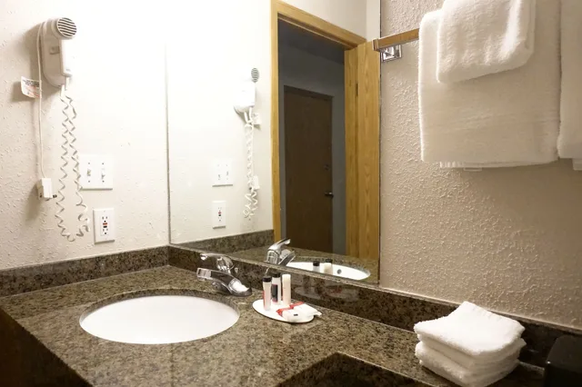 غرفة قياسية بسرير كوين، Super 8 by Wyndham Swift Current 4/4