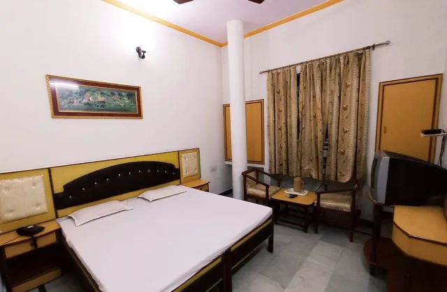 Standard, King Bed, TAJ PLAZA HOTEL 4/10