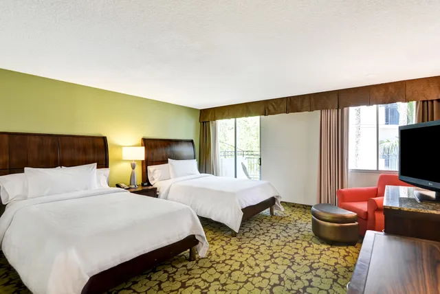 غرفة قياسية بسريرين مزدوجين، DoubleTree by Hilton Phoenix Midtown 1/8