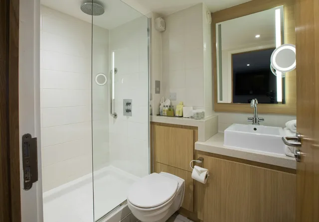 Guest Room, Twin Beds, with View, DoubleTree by Hilton Coventry Building Society Arena 6/8