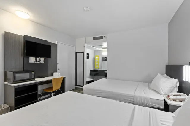2 Full Beds، Motel6 Oceanside, CA 1/7