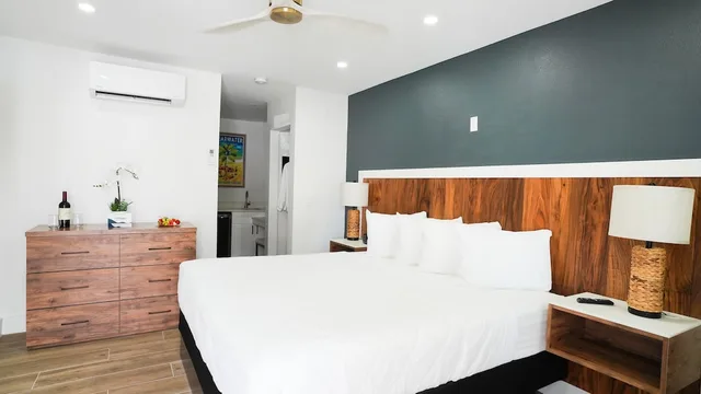 غرفة قياسية بسرير كينج، Ivory Sands Beach Suites 1/4