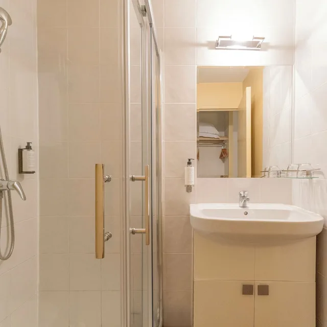 Adjoining, Family, Double and Twin Beds, Hotel Gambetta 6/10