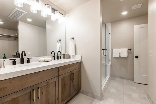 إقامة فاخرة بسريرين كينج وسريرين كوين بـ3 غرف نوم مع أريكة، Black Rock Mountain Resort 5/7