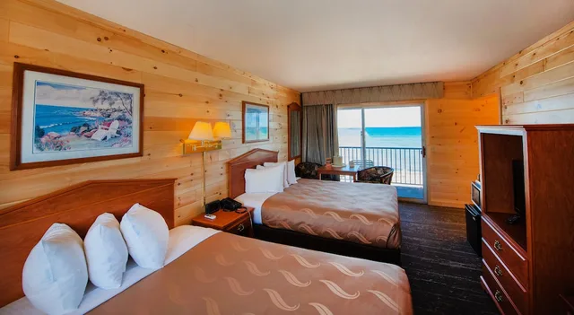 Island, Deluxe, 2 Queen Beds, Lake or Beach View, Balcony، Quality Inn & Suites Mackinaw City Beachfront 3/10