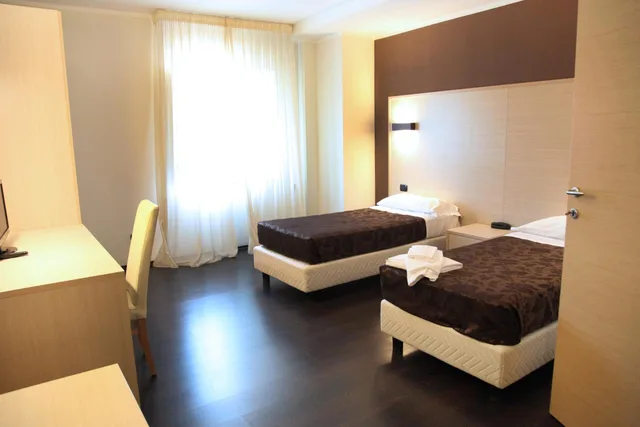 غرفة بسريرين منفصلين بحمام خاص، Hotel Sogni D Oro Airport Formerly Hotel Morgan 8/10