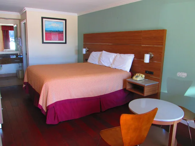 غرفة بسرير كينج للمدخنين، Regency Inn Fort Walton Beach 3/6