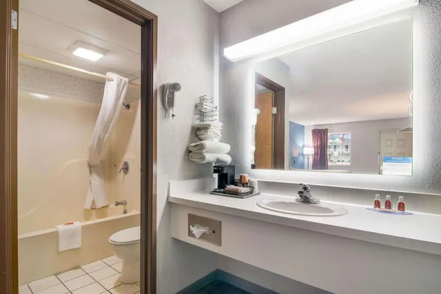 غرفة بسرير كينج، Econo Lodge Branson Theater District 8/9