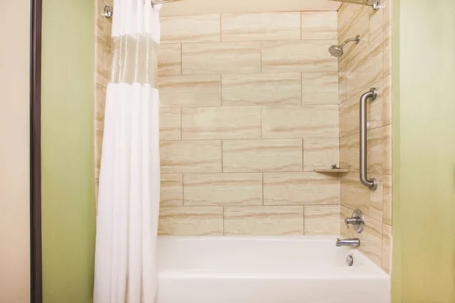 غرفة تنفيذية بسرير كينج، La Quinta Inn & Suites by Wyndham Allen at The Village 9/9