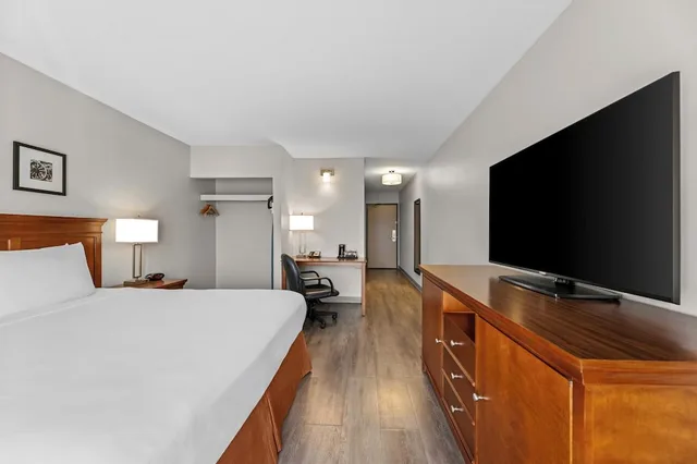 1 Bedroom, Deluxe, Suite, King Bed, Travelodge Suites by Wyndham Regina / Eastgate Bay 1/10