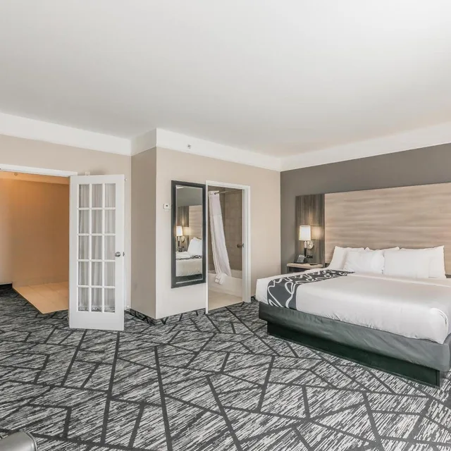 جناح رئاسي بحوض استحمام لذوي الإعاقة، La Quinta Inn and Suites by Wyndham Granbury 5/7