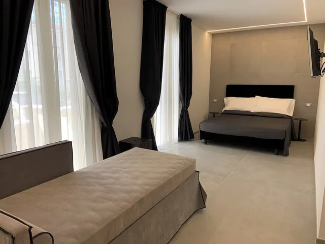 غرفة جونيور ثلاثية بسرير كوين وسرير فردي بإطلالة جزئية على البحر، Hotel Commodore 1/2