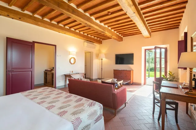 Oliveta, King Bed، The Club House 1/4