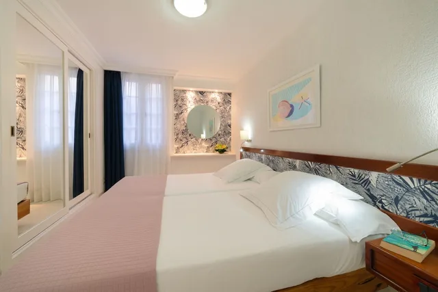 1 Bedroom, Apartment, Twin Beds, Garden View, Balcony or Terrace، Plus Fariones Apartments 2/5