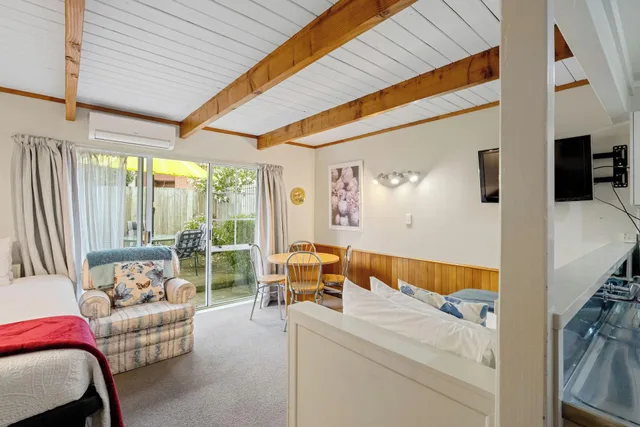 كوخ عائلي، Cottage Mews Motel 9/10