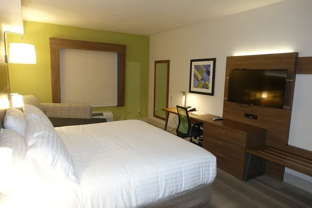 غرفة قياسية بسرير كينج، Holiday Inn Express Suites Brentwood 2/5