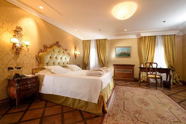 غرفة ديلوكس بسرير مزدوج أو سريرين منفصلين، Hotel Ai Reali di Venezia, an SLH Hotel 1/3