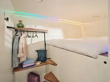 غرفة بسرير كينج بحمام مشترك، CityHub Reykjavik 1/1