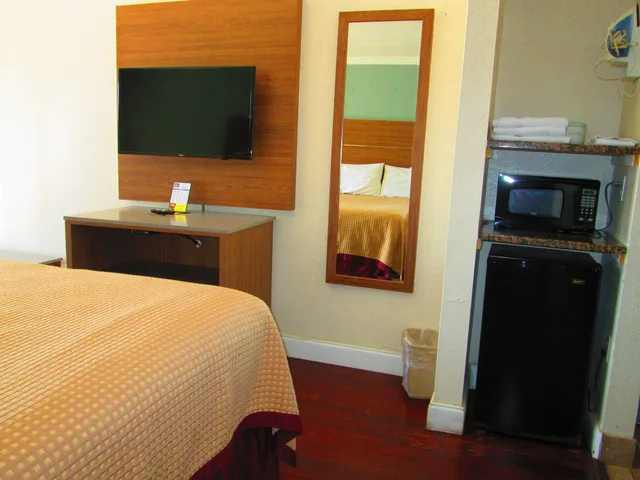 غرفة بسرير كينج للمدخنين، Regency Inn Fort Walton Beach 6/6