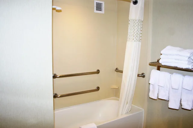 غرفة لذوي الإعاقة، Hampton Inn & Suites Alexandria Old Town Area South 6/7
