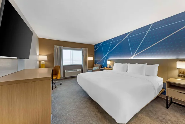 Room, King Bed, Comfort Inn & Suites Oklahoma City, OK 2/7