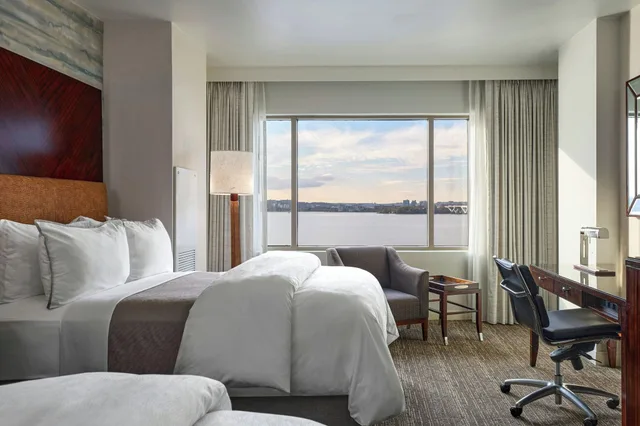 غرفة ديلوكس بسرير مزدوج، The Westin Washington National Harbor 2/3