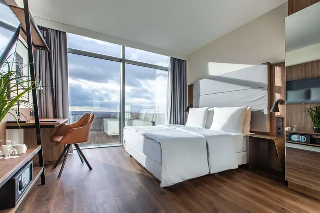 غرفة بريميوم بسرير كوين، Radisson Blu Hotel, Frankfurt 2/2