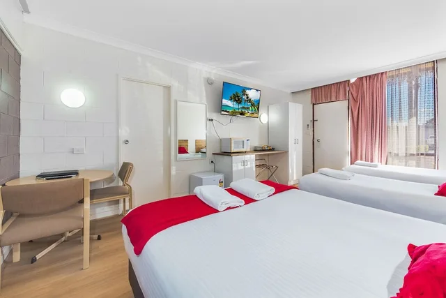 غرفة عائلية بسرير كوين وسريرين منفصلين، Plainsman Motel 4/8