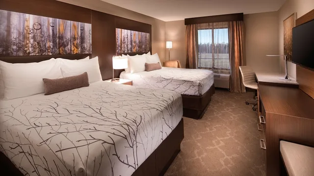 غرفة قياسية بسريرين كوين بشرفة بإطلالة، Aiden by Best Western Warm Springs Hotel and Event Center 4/6