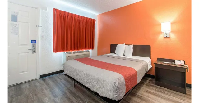 غرفة بسرير كوين للمدخنين، Motel6 Norcross, GA - Atlanta Northeast 2/5