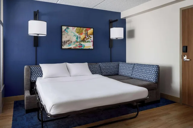 غرفة بسريرين مزدوجين مع أريكة في طابق مرتفع، Hyatt Place Across from Universal Orlando Resort 2/3