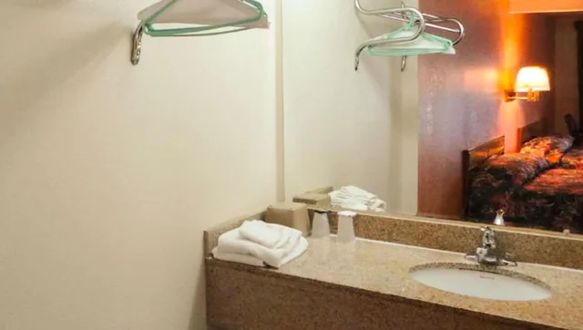 غرفة بسريرين كوين، Budget Inn Franklinton 1/1