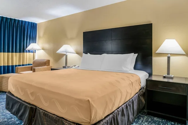 جناح بسرير كينج وسريرين مزدوجين، Quality Inn & Suites Livonia - Detroit 3/16