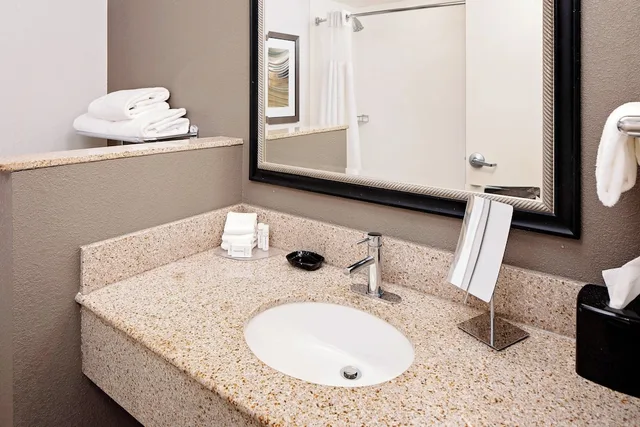 غرفة بسريرين كوين بإطلالة على النهر بشرفة، Courtyard by Marriott West Homestead Waterfront 2/2
