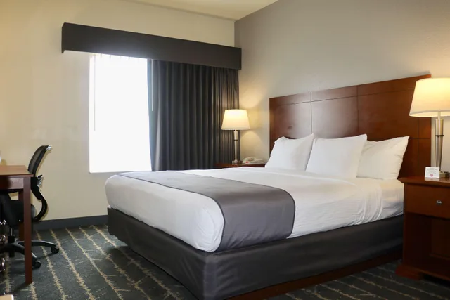 غرفة بسرير كينج مع أريكة، Best Western Fostoria Inn & Suites 1/1
