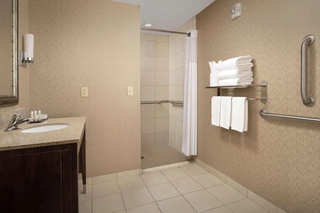 جناح لذوي الإعاقة، Embassy Suites by Hilton Birmingham Hoover 3/3