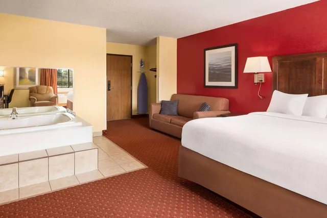 جناح بسرير كينج بجاكوزي، Baymont By Wyndham Cedar Rapids 1/1