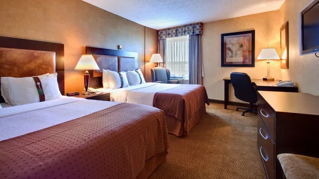 غرفة قياسية بسريرين كوين في طابق منخفض، Holiday Inn Calgary- Airport 5/10