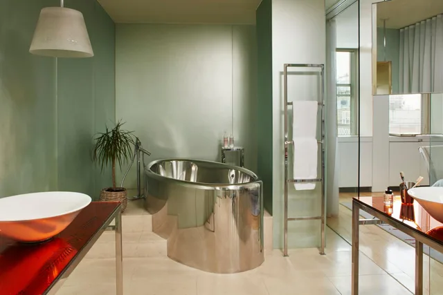 بنتهاوس بسرير كوين، Sanderson London 4/5