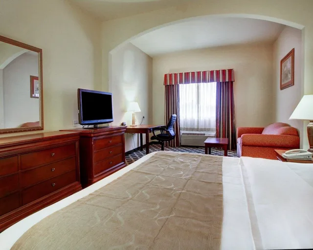 جناح بسريرين كوين بإطلالة على النهر، Clarion Suites Vidalia Riverfront 3/4