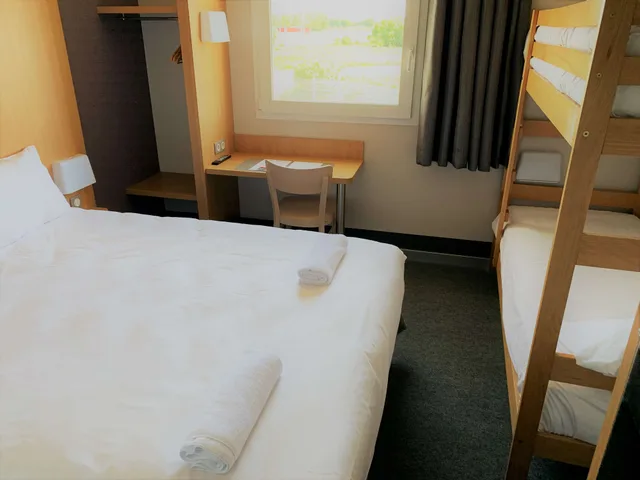 غرفة قياسية بسريرين منفصلين، Kyriad Direct Clermont Ferrand Nord Gerzat 2/4