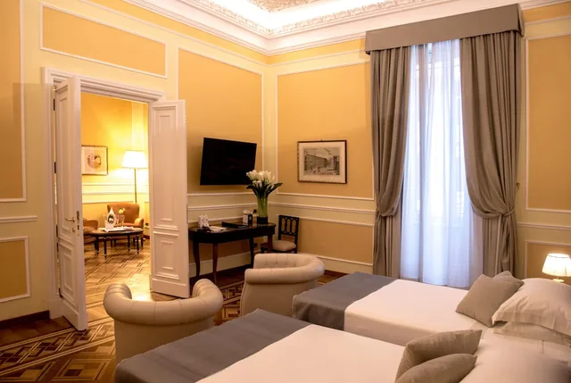 جناح رئاسي بسرير كينج وسريرين منفصلين مع أريكة، Bristol Palace 2/18