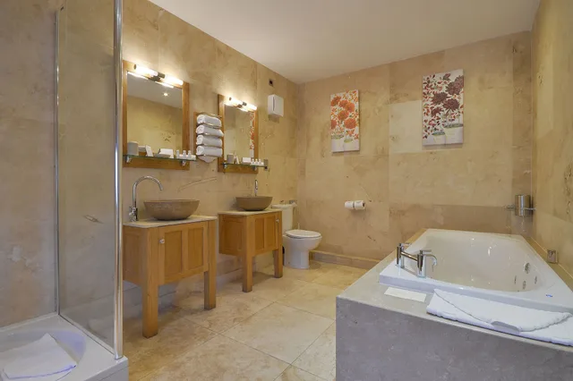Superior, Suite, Hot Tub, The Fairfax Arms 2/2