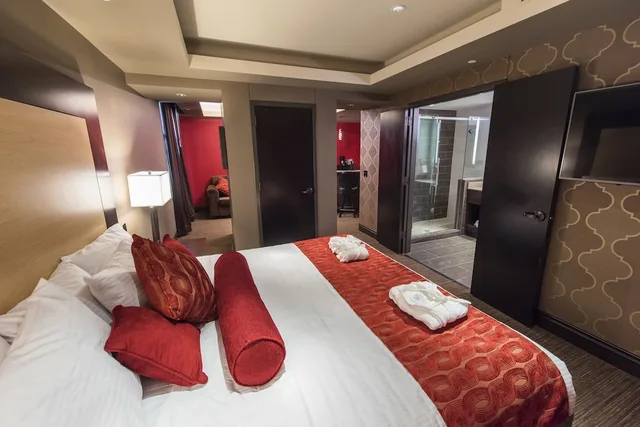 Executive, Suite, King Bed, Cherokee Casino & Hotel Roland 1/2