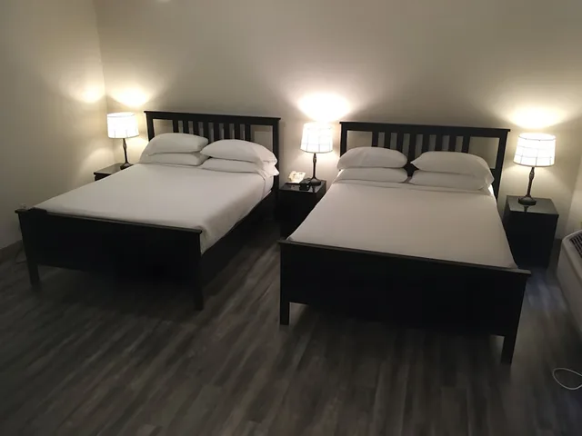 Deluxe, Quadruple, 2 Queen Beds, Accessible, Boulder Twin Lakes Inn 2/8