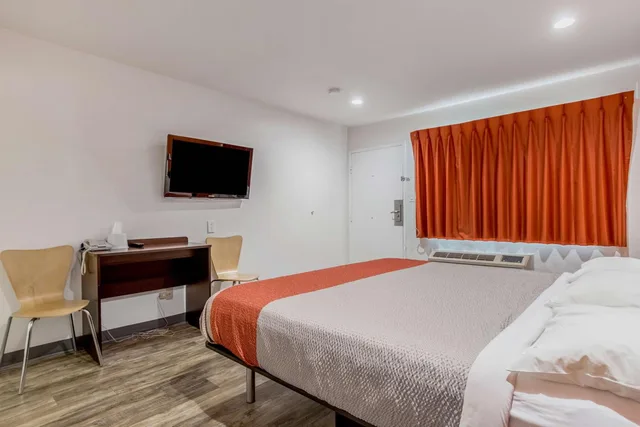Room, King Bed, Motel6 Barstow, CA - Route 66 1/10