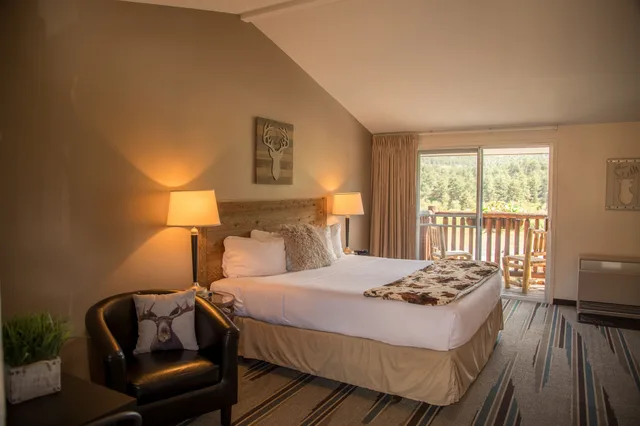 غرفة بسرير كينج بإطلالة على الجبل بشرفة، Alpine Trail Ridge Inn 4/6